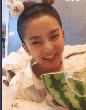 用耳钉抠脚,直播吃麻辣烫,宋祖儿原来是个逗比girl啊!