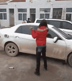 美女打招呼的手势这么特别,是要我多唱几首歌吗?