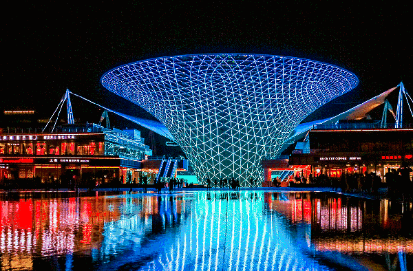 每天都会有三层楼高的音乐喷泉秀.