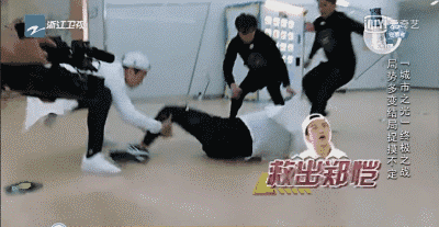 比起常驻更像嘉宾,到现在完全融入,收放自如,小鹿已然适应了跑男mc的