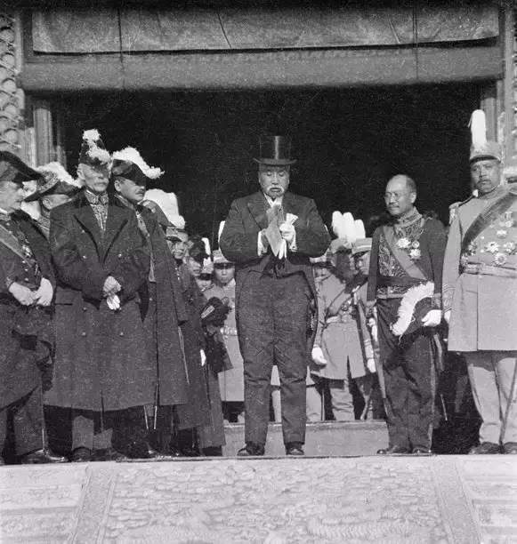 1918年阅兵仪式上,大总统徐世昌正在演讲.