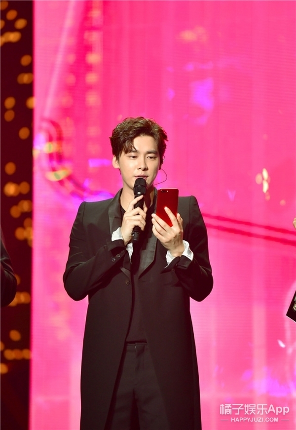 周杰伦林俊杰同台演唱会视频 a0k1uv4160344101542.jpg