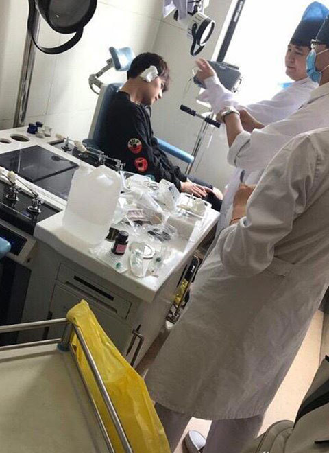 杨洋因患耳廓浆液性软骨膜炎,正在医院接受治疗,近期医院会根据他的