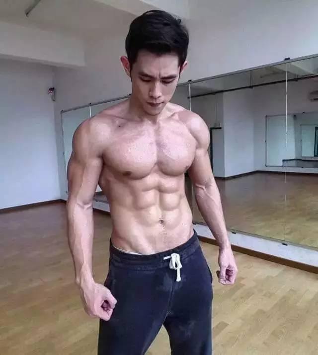 他从胖子变身肌肉男,胸肌腹肌完美,走红马来西亚-体育