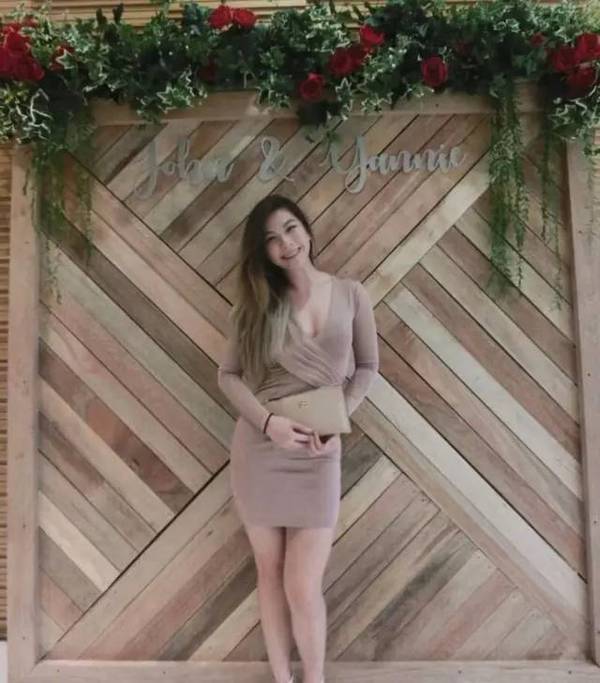 你能想象这样一个萌妹子是56kg级以下的力量举冠军咩?