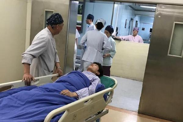 杨洋进手术室照片曝光 穿病服躺着一脸憔悴惹心疼