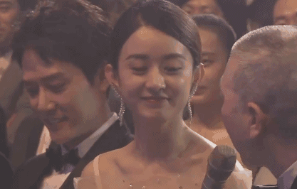 周六已经有不少剧组和明星走了开幕红毯. 甜美款 杨幂↓