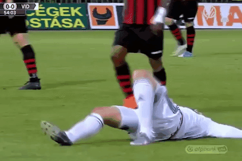 《太阳报》报道,前塞尔维亚国脚拉佐维奇表演了一次让人非常尴尬的