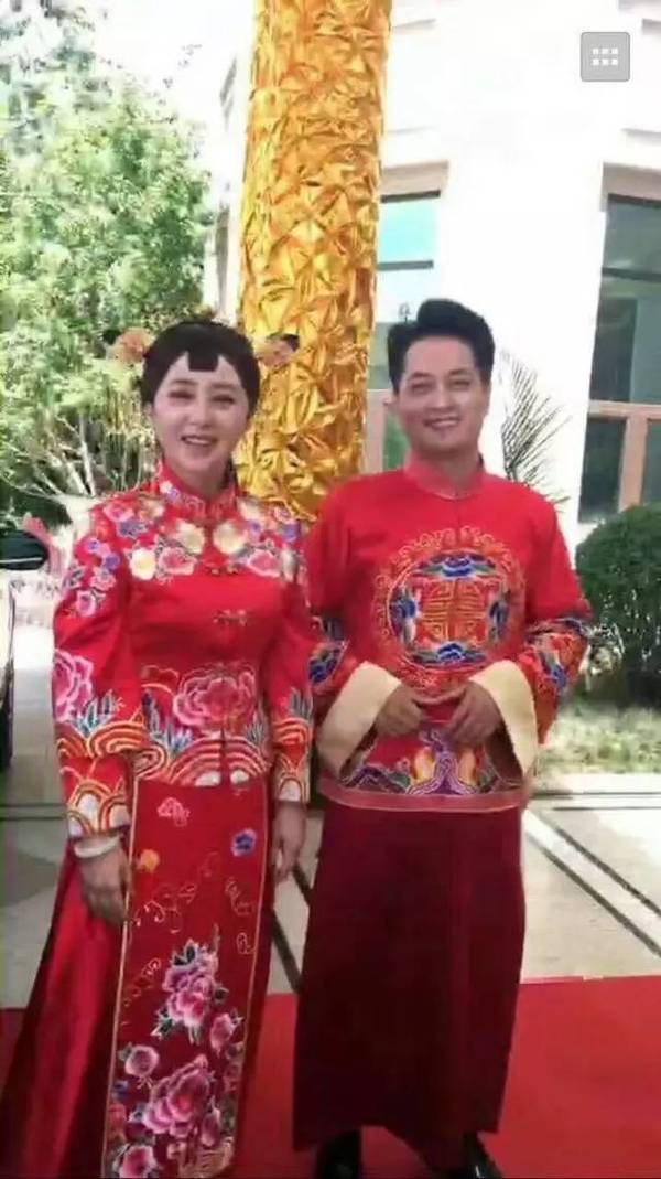 云飞郭津彤婚纱照_乌兰图雅和云飞婚纱照(2)