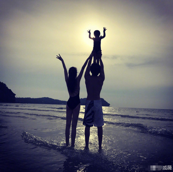 截图 搜狐娱乐讯6月1日上午,戚薇更博晒出一张一家三口在海边的背影照