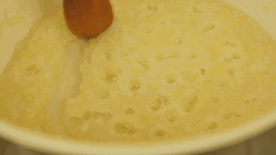 8,把宝宝粥米和小米放入锅中,加适量的水煮成米粥.