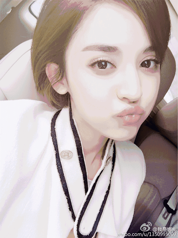 拍照套路:一本正经的微笑 嘟嘴 对齐镜头对角线 娜扎的套路就没有你