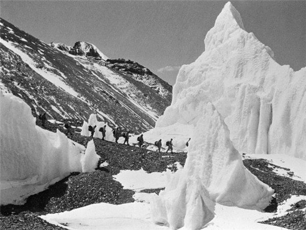 中国三名登山队员 实现了人类首次从北坡登顶珠峰