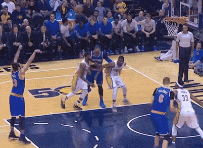 诺阿的姿势宛如跳舞,球出手后姿势依然优美,球还未行到中路,同队的