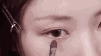 这次的眼妆比以往更为明显,用大地色晕染整个上下眼皮.