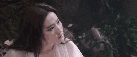 杨幂刘亦菲这对低调亲闺蜜,就连眉形也要强行一毛一样