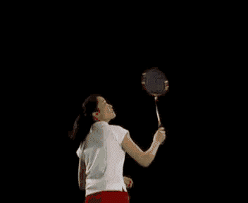 引拍的时候,是内旋.羽毛球的许多手上的动作核心就在这儿.