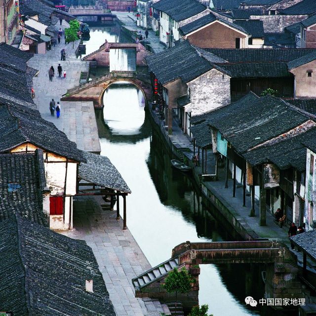 飞雪引春风 摇橹入旧城 在碧水蜿蜒和小桥舟影相伴的水乡古镇,游人的
