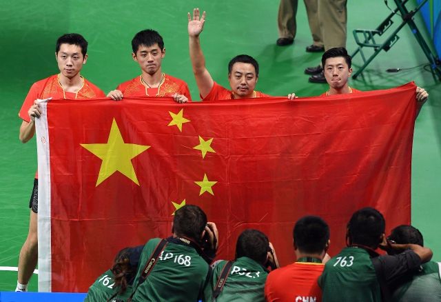 里约奥运会男团夺金之后,许昕,张继科,马龙与刘国梁站在一起.