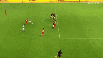 gif-冯刚门前铲射!颜骏凌一记观音坐莲化解