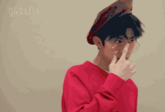 易烊千玺撩人动态图