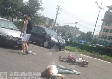 女子被撞无人扶遭二次碾压,路人是否有救助义务?