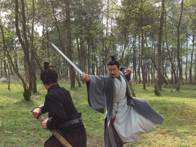 路躺红的陈海局长黄俊鹏也受好友邀请,倾情加盟《军师联盟,饰演徐庶