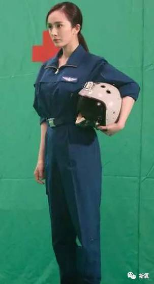 赵丽颖内衣外穿,胸小没关系,这背碾压冰冰幂床上情趣丰满誘美女少妇视频引图片