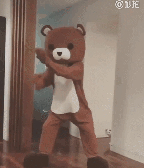 安宰贤上传了一段扮布朗熊跳舞的庆祝视频,bgm是具大人的《winter
