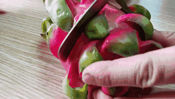 六七月份正是吃 火龙果的季节 吃上一口红嘟嘟的果肉 满嘴清香 你