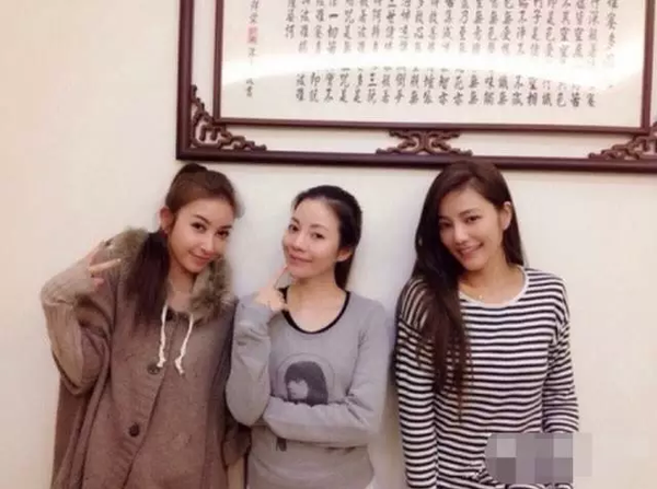 姐妹三个,颜值个顶个的髙 不过,看到60岁的许妈妈,你就知道 基因是