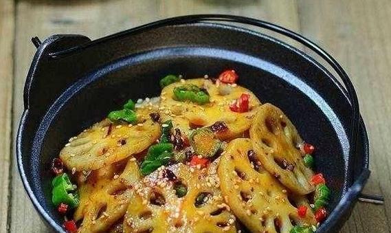 用莲藕家麻辣香锅调料炒制的干锅藕片,开胃下饭,喜欢麻辣菜肴的朋友