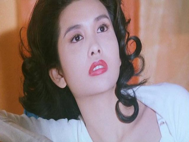 那么18岁的 李嘉欣那就是美颜盛世,不过没有一张好看的脸,后来也没法