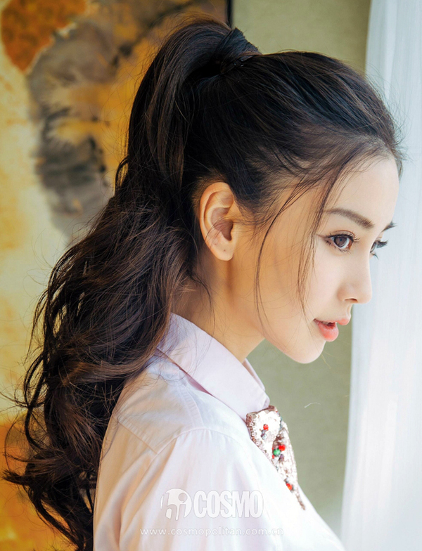 昆凌的侧颜也是很完美的,马尾的收紧效果让脸部的线条自带瘦脸效果.