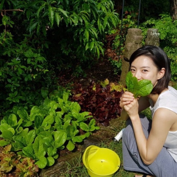 觉得自己嘴巴或者脸型不好的女生,也可以拿树叶遮挡