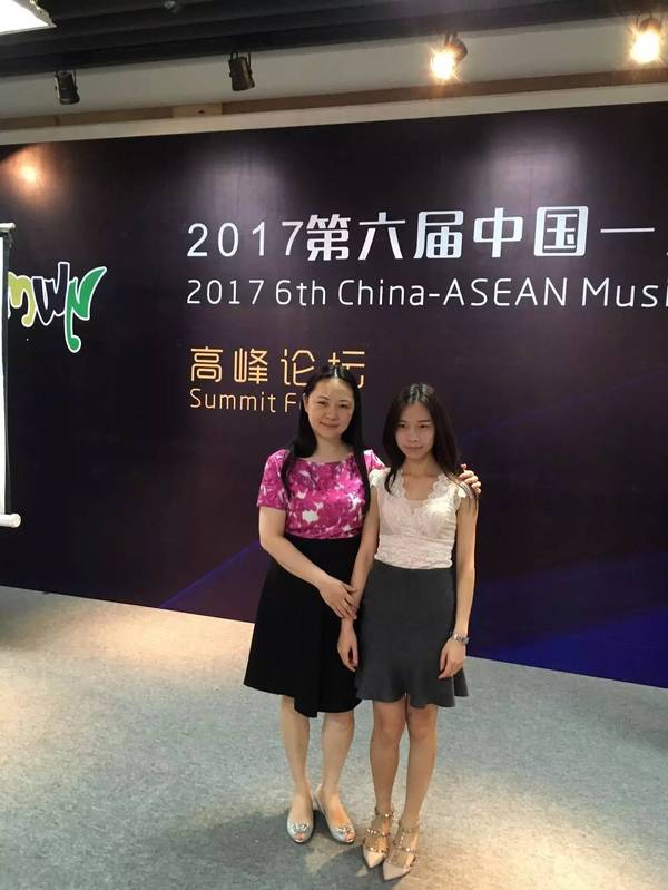 武汉音乐学院副院长高雁与前来聆听讲座的钢琴教师宁少岭合影留念