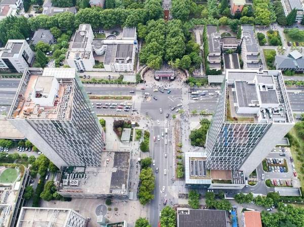 除了上文中为了测试夜景拍摄能力而拍摄的同济大学,以及测试三脚架