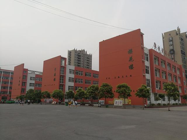 经批准的"淮北市同仁中学总体规划"中最后一幢建筑物食堂综合楼于3月