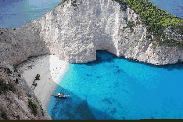 小岛上出售的金银首饰,玻璃瓷器价格公道而且也很具艺术性.在后