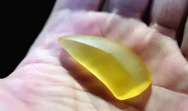 一块完美自然,让人不免心动的宝石光图片