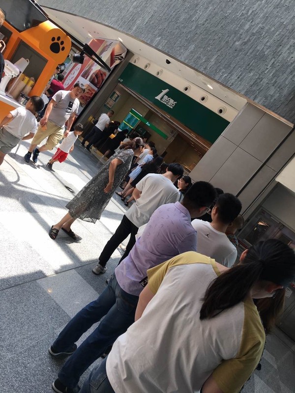 更神奇的是 无论狂风暴雨 排队的队伍也岿然不动 一点点奶茶时刻让各