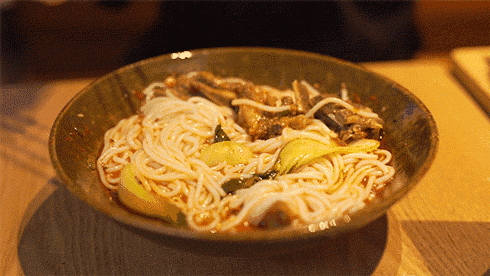 传奇牛肉粉 切片的牛肉鲜嫩, 味道微辣,十分可口.