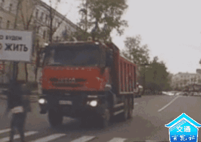 gif图:大货车盲区死角多 务必保持2米以上距离 超车要谨慎 不要尾随