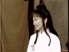 更有甚者,还在街拍的时候,加上了滑板,相机等等道具(女明星上街要蹬