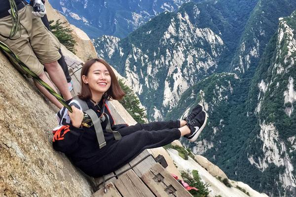 华山长空栈道 让人佩服的女汉子