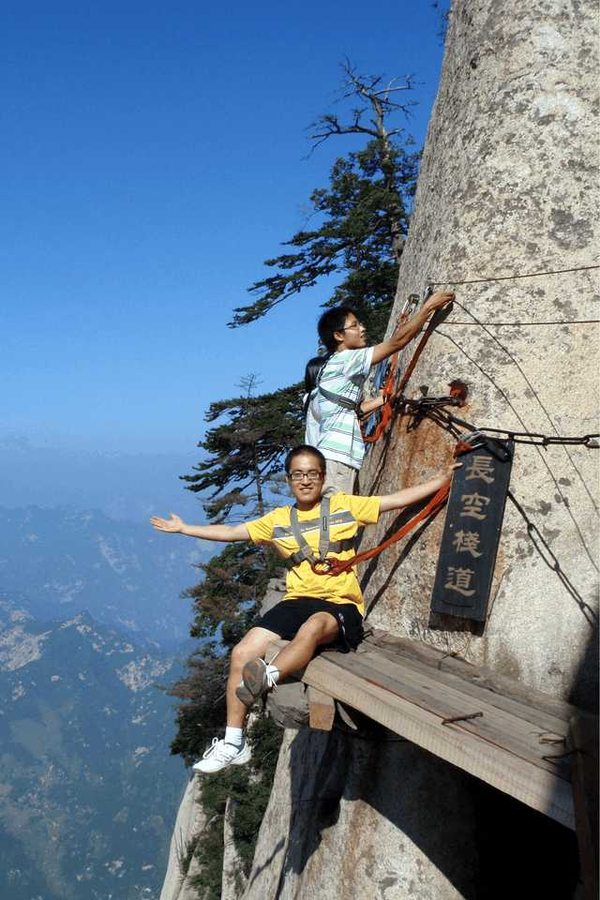 华山长空栈道, 让人佩服的女汉子