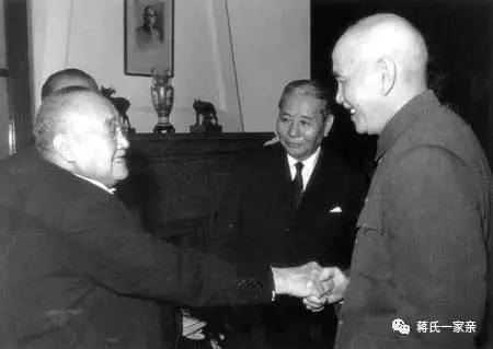 1964年2月,张群(中)陪同日本前首相吉田茂拜会蒋介石 295