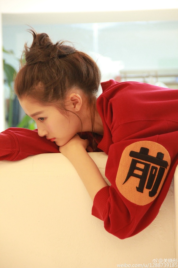 为她扎的丸子头点赞,而且淡妆不会显得那么突兀,也 符合她的小仙女