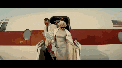 中天的玛丽莲·梦露来到英国,担任由他导演并主演的电影《游龙戏凤》