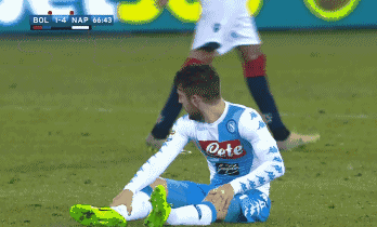 对方前锋:门将大兄弟,你不知道我们的比赛是多球制吗,球童,快快,这是